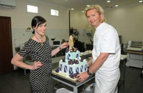 Такой же торт, только в пять ярусов, доставят Кристине Орбакайте в день рождения – в подарок от Александра Селезнева