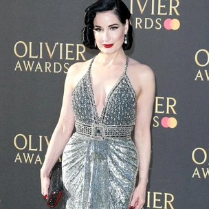 Красные губы + длинные стрелки: повторяем модный макияж Диты фон Тиз с Olivier Awards 2023