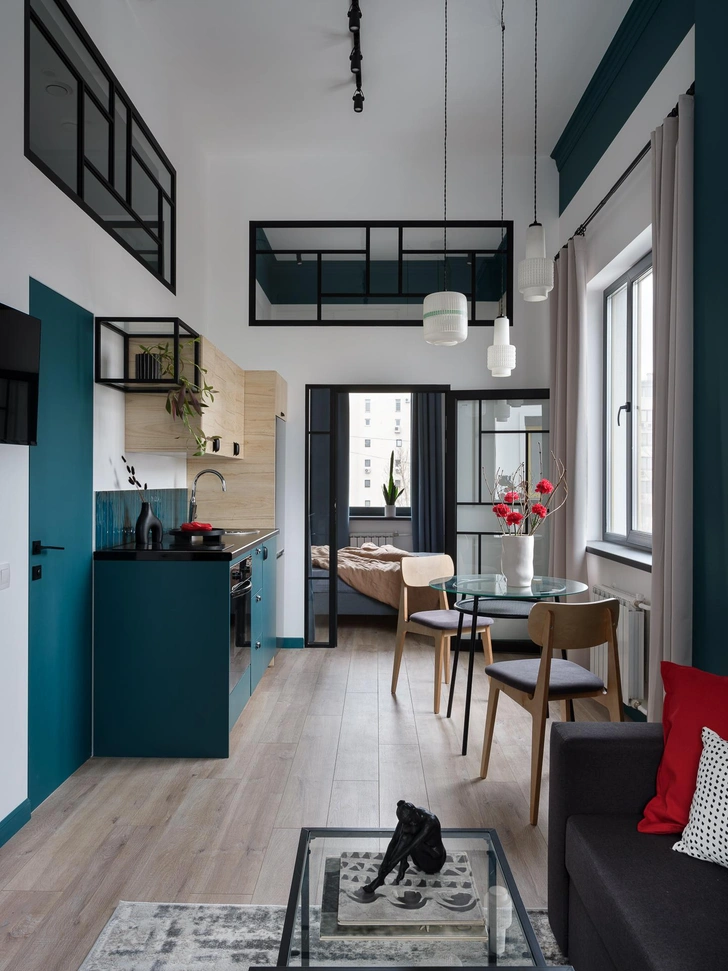 Винтажные плафоны и межкомнатные окна: квартира 37 м&sup2; в Москве