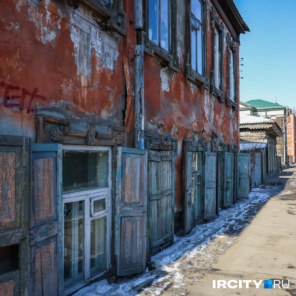 На этом участке улицы Грязнова зачастую тихо, она оживает только в часы пик | Источник: Ксения Филимонова / IRCITY.RU