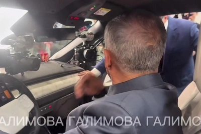 Минниханов показал чиновникам электрокар «Атом»