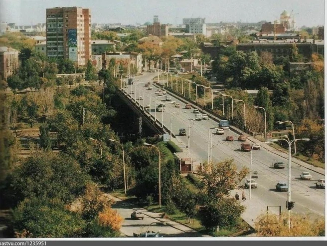 1997 год. Вид на Ростов с площади у памятника Стачке 1902 года | Источник: «На руинах» / Pastvu.com