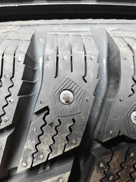 Так отличаются шипы на резине одной и той же модели Hankook Winter I*Pike RS2 W429. Слева шип привоза прошлого года, справа&nbsp;— 2026 года | Источник: Dискont шина