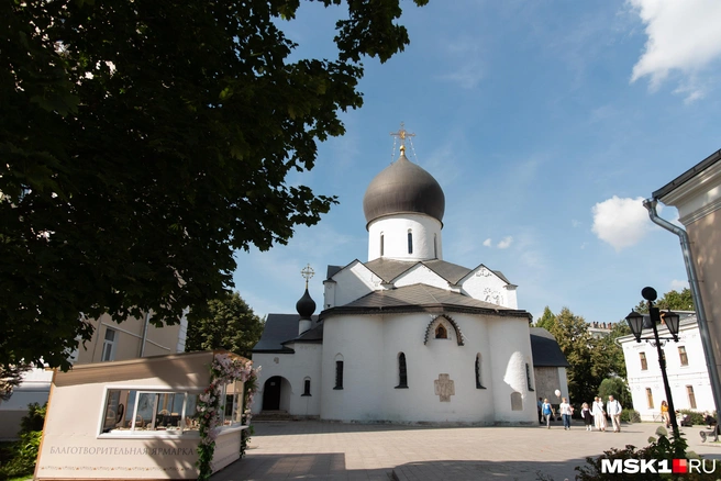 Линейка прошла на территории Собора Покрова Пресвятой Богородицы Марфо-Мариинской обители милосердия  | Источник: Дарья Шутова / MSK1.RU