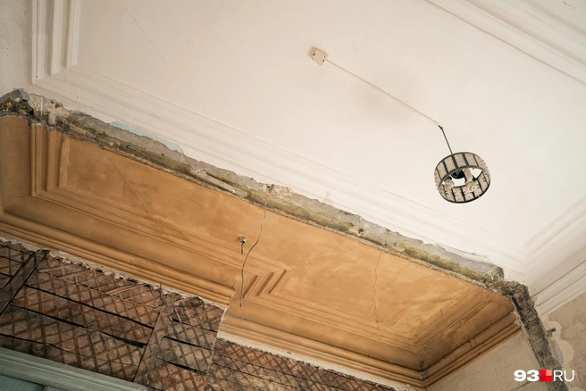 Более темная часть потолка годами скрывалась за картонками в кухонной зоне | Источник: Дарья Паращенко / 93.RU