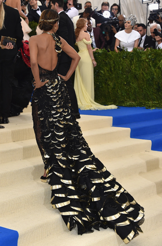 Не стыдно, когда видно: «голые» наряды MET Gala 2017