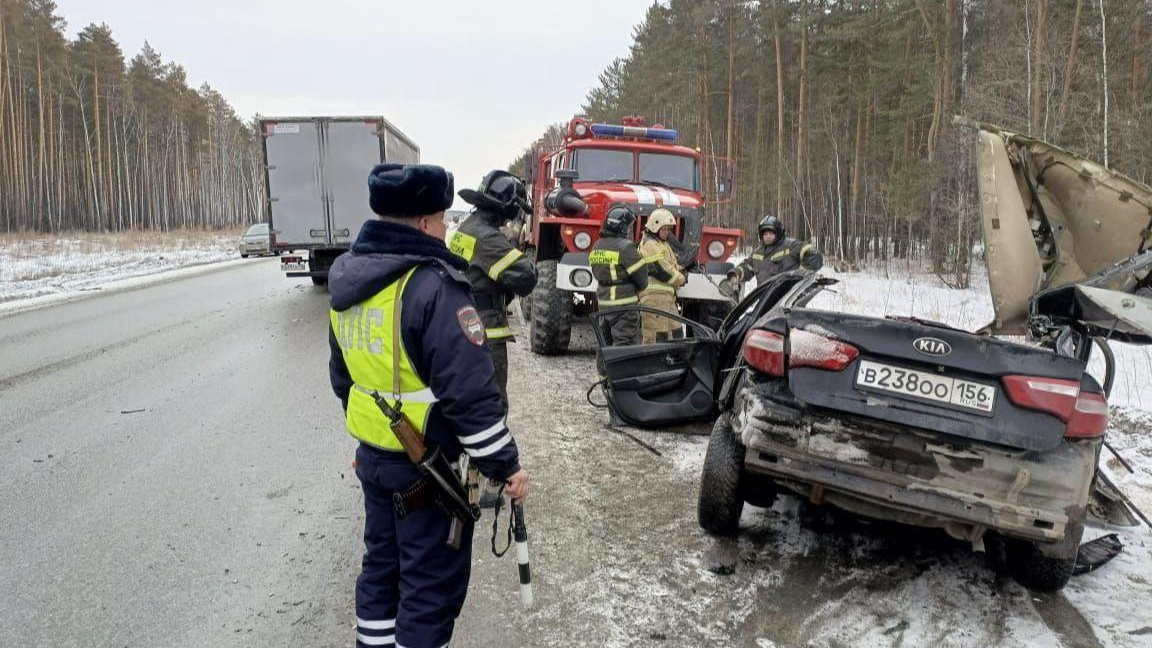 На трассе Тюмень — Екатеринбург водитель KIA погиб, лоб в лоб столкнувшись с цементовозом 