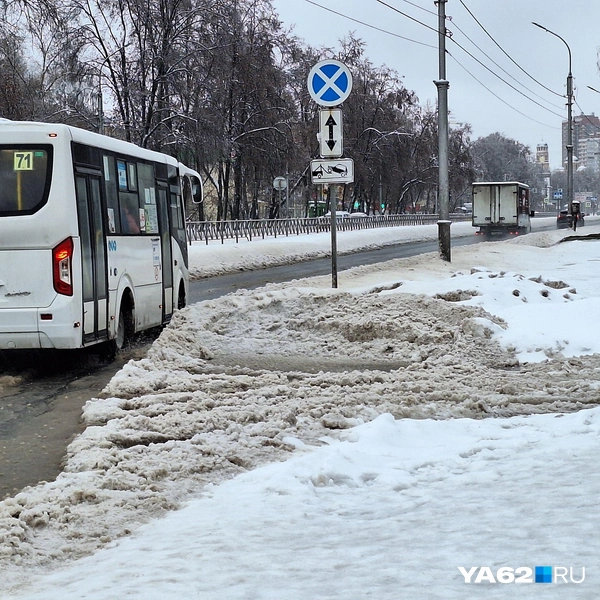 Край дороги заснеженный и мокрый | Источник: Мария Борзева / YA62.RU