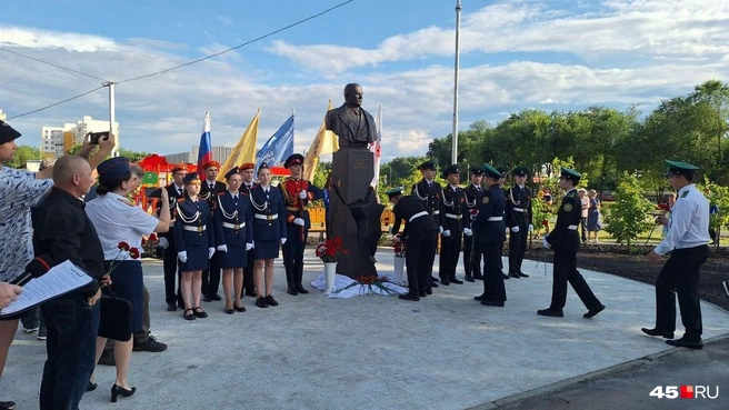 Возложение цветов к бюсту Маршала Советского Союза Филиппа Голикова | Источник: Александр Лисихин / 45.RU