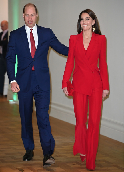 Все оттенки алого: в сети обсуждают выход Кейт Миддлтон в ярко-красном брючном костюме