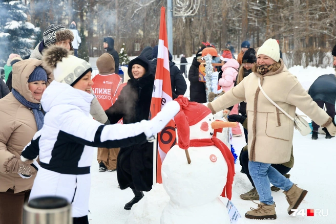Для самых активных&nbsp;— хороводы вокруг снеговиков | Источник: Михаил Шилкин