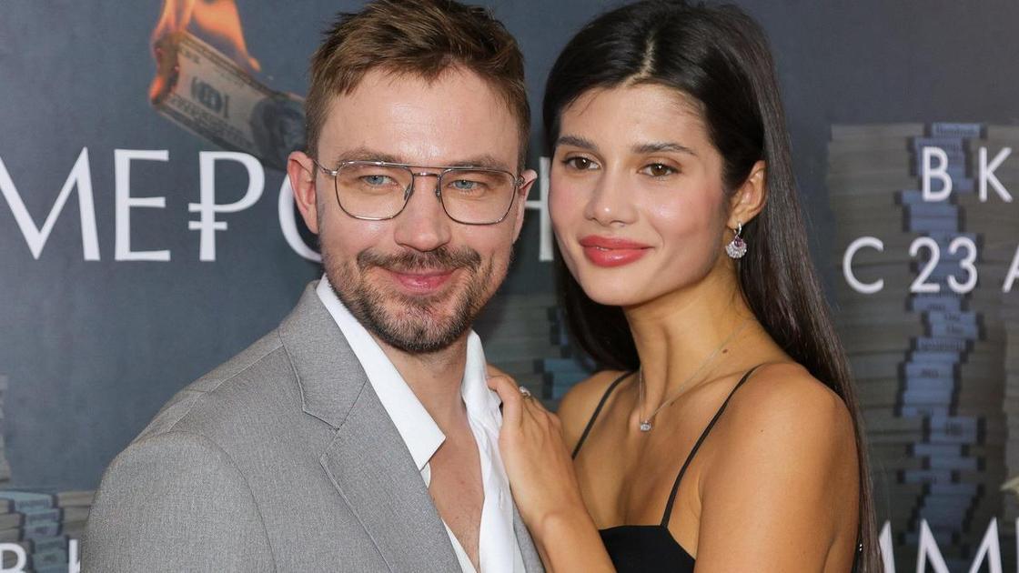 Ярмольник вспомнил тяжелые 90-е, Базыкина напомнила, кто самая модная: премьера &laquo;Коммерсанта&raquo;