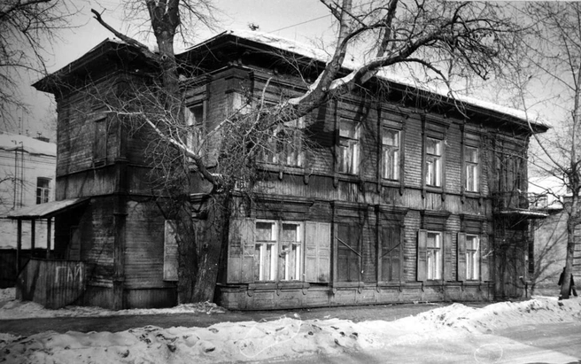 Деревянный домик имел балкон, который в 2010-е рухнул на тротуар | Источник: pastvu.com / автор неизвестен