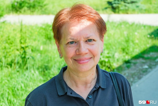 Елена считает, что на улице прохладнее и приятнее, чем ехать в салоне автобуса в 30-градусную жару | Источник: Тимофей Калмаков / 59.RU