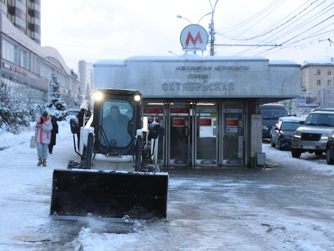 Припаркованные автомобили создают серьезные помехи при уборке снега | Источник: Андрей Бортко / NGS.RU