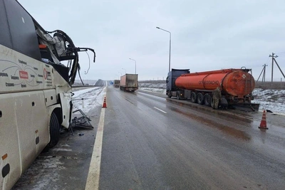 На трассе М-4 в Ростовской области автобус столкнулся с бензовозом