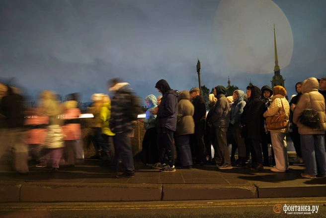 У Петропавловки выстроилась очередь за легендами и мифами, воплощенными в свете | Источник: Павел Даиси / «Фонтанка.ру»
