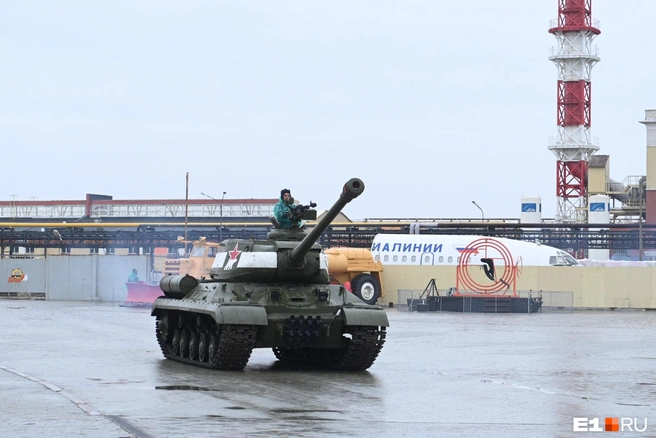 Танки, мотоциклы и другая техника проедут по городу | Источник: Дмитрий Емельянов / E1.RU