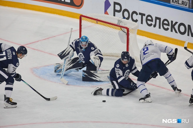 Первый период закончился со счетом 0:1 в пользу гостей | Источник: Александр Ощепков / NGS.RU