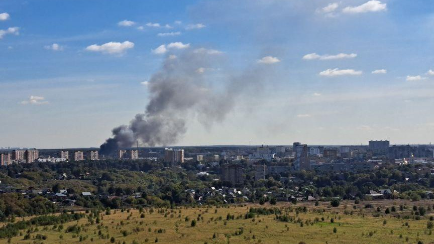 «Дым видно с другого конца города». В Подмосковье горит крупный завод по производству проводов: фото и видео