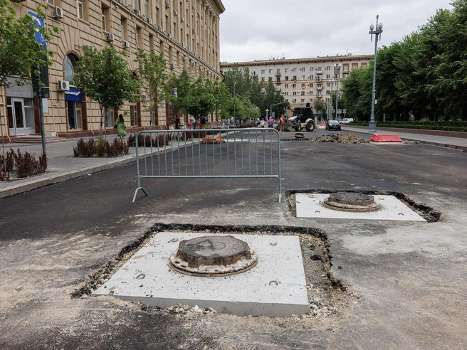 Аналогичные люки устанавливали на улицах Советской и Невской | Источник: Алексей Волхонский / V1.RU