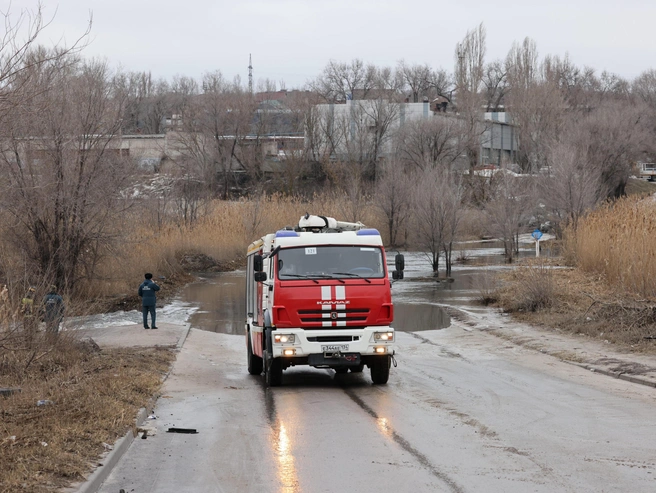 Пожарные эвакуировали машины, застрявшие в воде. | Источник: Алексей Волхонский / V1.RU