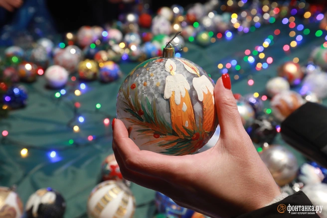 Красный, желтый и зеленый — очень важные цвета, но в маникюре стоит помнить не только о них | Источник: Сергей Коньков / FONTANKA.RU