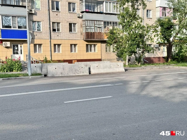 На Савельева привезли уже дорожные барьеры | Источник: Юлия Король / 45.RU
