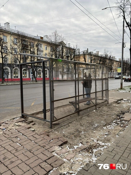 И покрытие, и сама остановка оставляют желать лучшего | Источник: читатель 76.RU