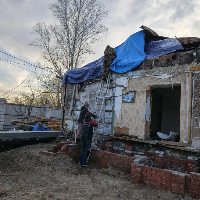 Поврежденные и обрушенные части крыши накрыли, чтобы внутрь не попадала вода  | Источник: личная страница Натальи Тетериной / Vk.com