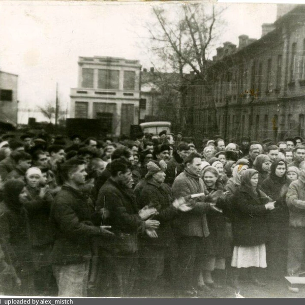 Праздничный митинг в честь победы, которую ждали четыре года | Источник: Коллекция Исторического архива Омской области / Pastvu.com