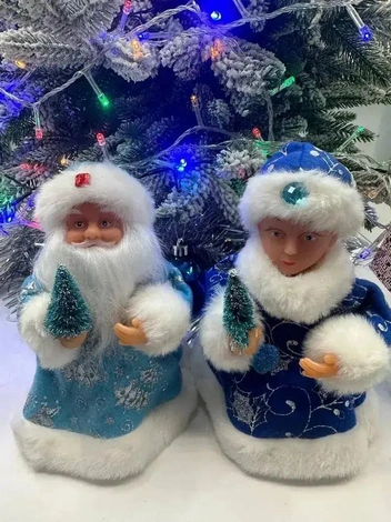 В объявлении продавец отдельно отмечает: игрушки поставляются в ассортименте, так что выбрать цвет одежды или фигурку в руке не получится | Источник: Ozon.ru