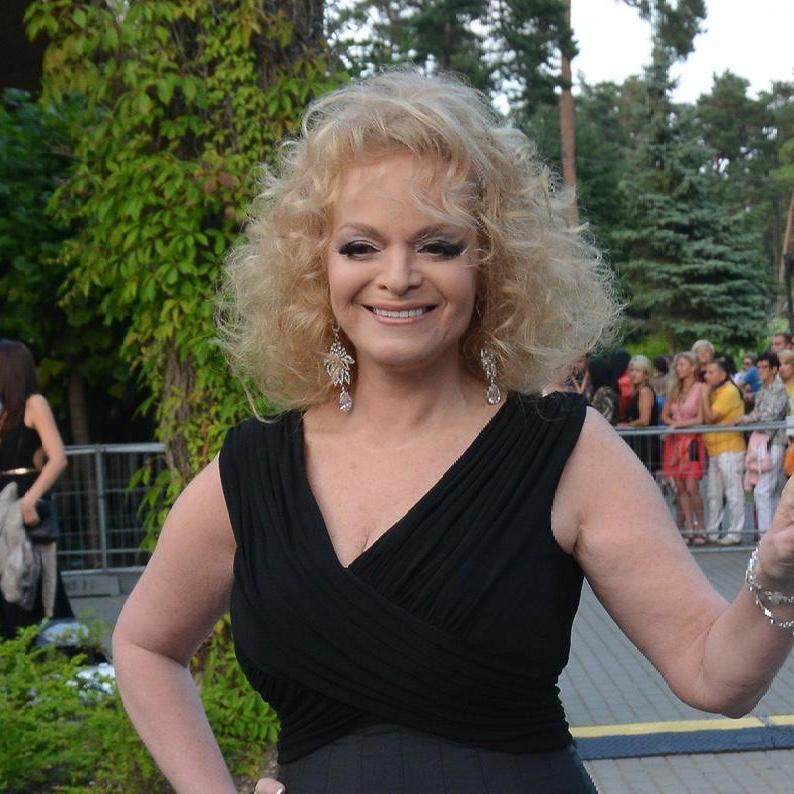 После получения ключей Полина Лурье продолжит судиться с Ларисой Долиной — речь идет о миллионах