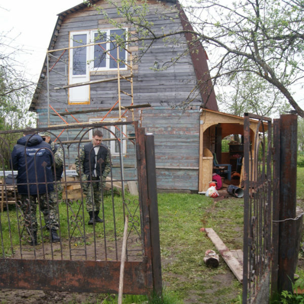 Поздно ночью подозреваемый в убийстве вернулся к приятелям с ружьем