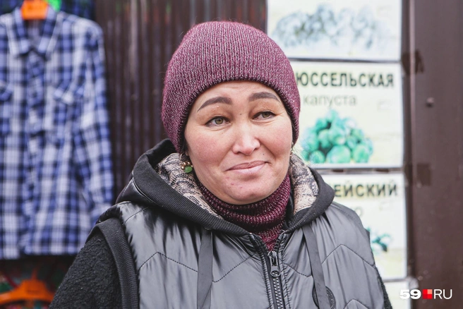 Розе удается находить общий язык с разными птицами. Домашние попугайчики приветствуют ее на узбекском и на русском | Источник: Тимофей Калмаков