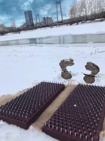 Стоять одновременно на снегу и гвоздях | Источник: Антон Суровцев / VK