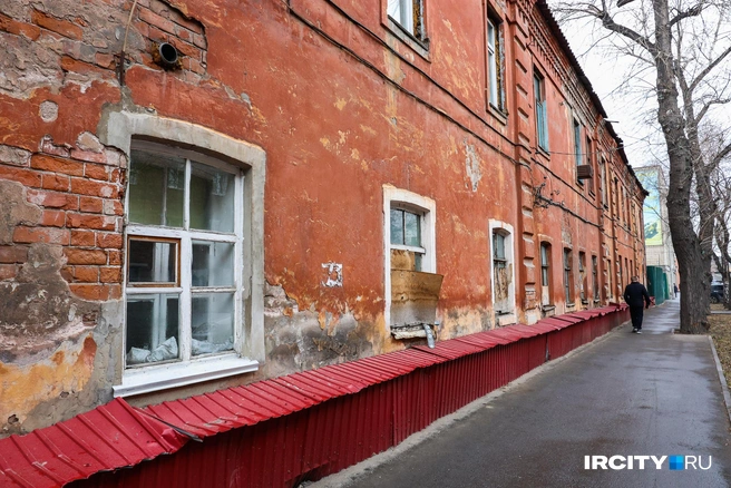 Частично окна выбиты и стыдливо прикрыты фанерой | Источник: Ксения Филимонова / «ИрСити»