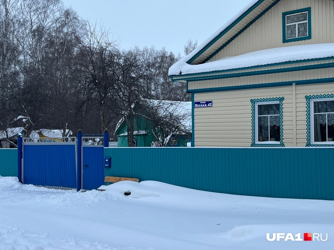 Здесь отделали дом сайдингом, такими же пластиковыми сделали наличники | Источник: Андрей Бирюков / UFA1.RU