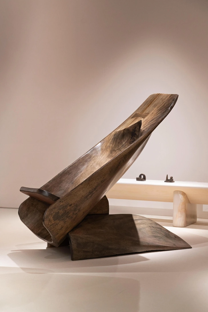 Жозе Занин Калдас. Кресло Canoa серии Móveis Denúncia, 1970-е годы. На заднем плане — объекты Коли Дыхне. | Источник: Элиза Гарбарино