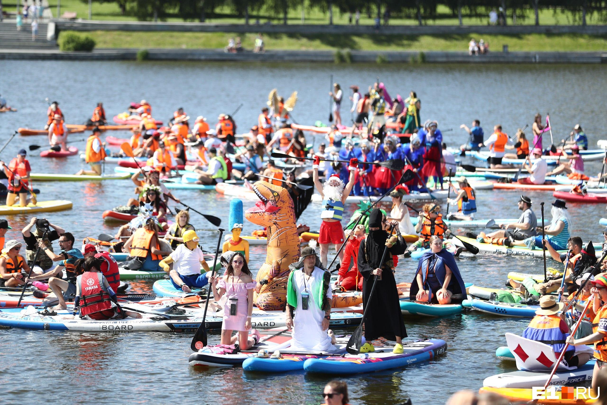 По пруду в карнавальном костюме! В Екатеринбурге открылась регистрация на большой сап-фестиваль