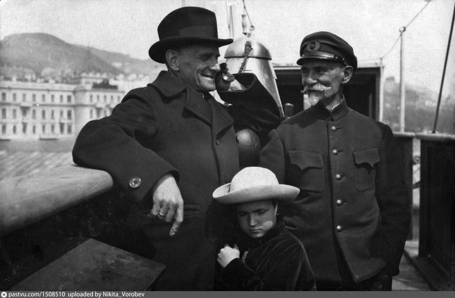 Владимир Арсеньев с дочерью и братом на борту парохода «Трансбалт», совершавшего рейсы между Одессой и Владивостоком, 1928 год | Источник: Никита Воробьев / pastvu.com