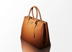 Крупным планом: новая версия Prada Galleria, которую уже привезли в Алматы