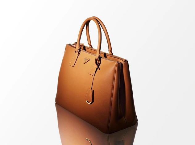 Крупным планом: новая версия Prada Galleria, которую уже привезли в Алматы