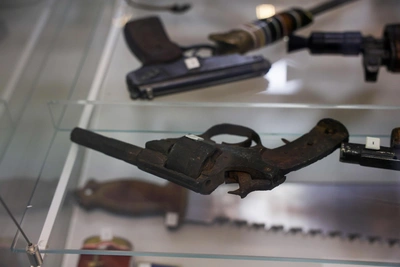 Суд приговорил женщину к 2.5 годам за кражу револьвера