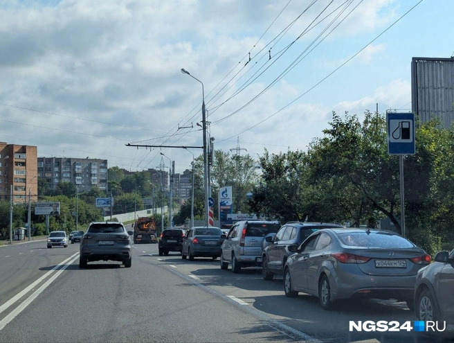 Пробки собираются даже у полупустых заправок  | Источник: NGS24.RU 