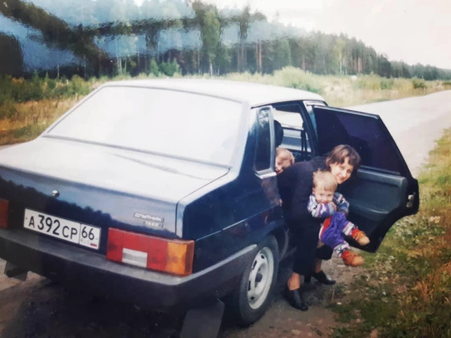 Олеся Высокова подрабатывала няней в другой семье | Источник: vysokofff / Instagram*