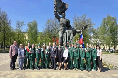 В Орле полицейские и школьники провели митинг памяти ко Дню Победы