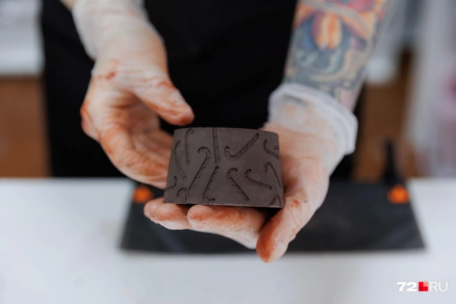 Семья Орловых производит мыло в виде круглой бани и подсвечники в форме водонапорной башни и не только. На фото&nbsp;— заготовка подсвечника с леденцами. Но первым сувениром, который они выпустили, был тюменский мост Влюбленных, запечатанный в стеклянный шар со снегом | Источник: Ирина Шарова / 72.RU