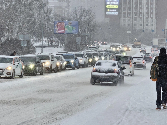 Автомобилисты столкнулись с трудностями при выезде из Заречного в центр города. | Источник: Даниил Румянцев / E1.RU