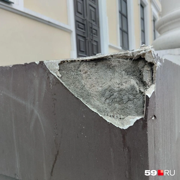 Краска отпадает вместе с грунтом | Источник: Ольга Якунчева / 59.RU